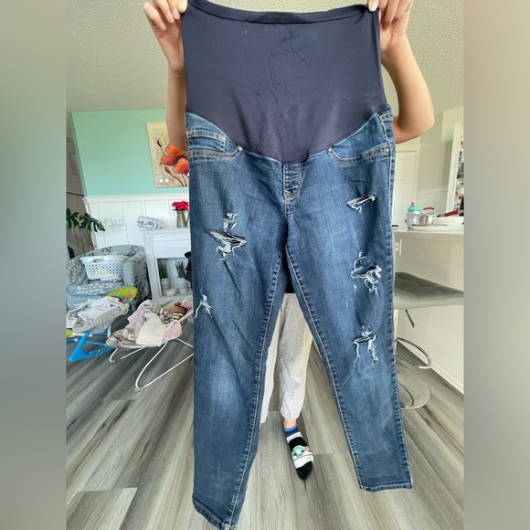 Old Navy Maternity Jeans (ripped style) Barely worn.Size 8 - Picture 1 of 2